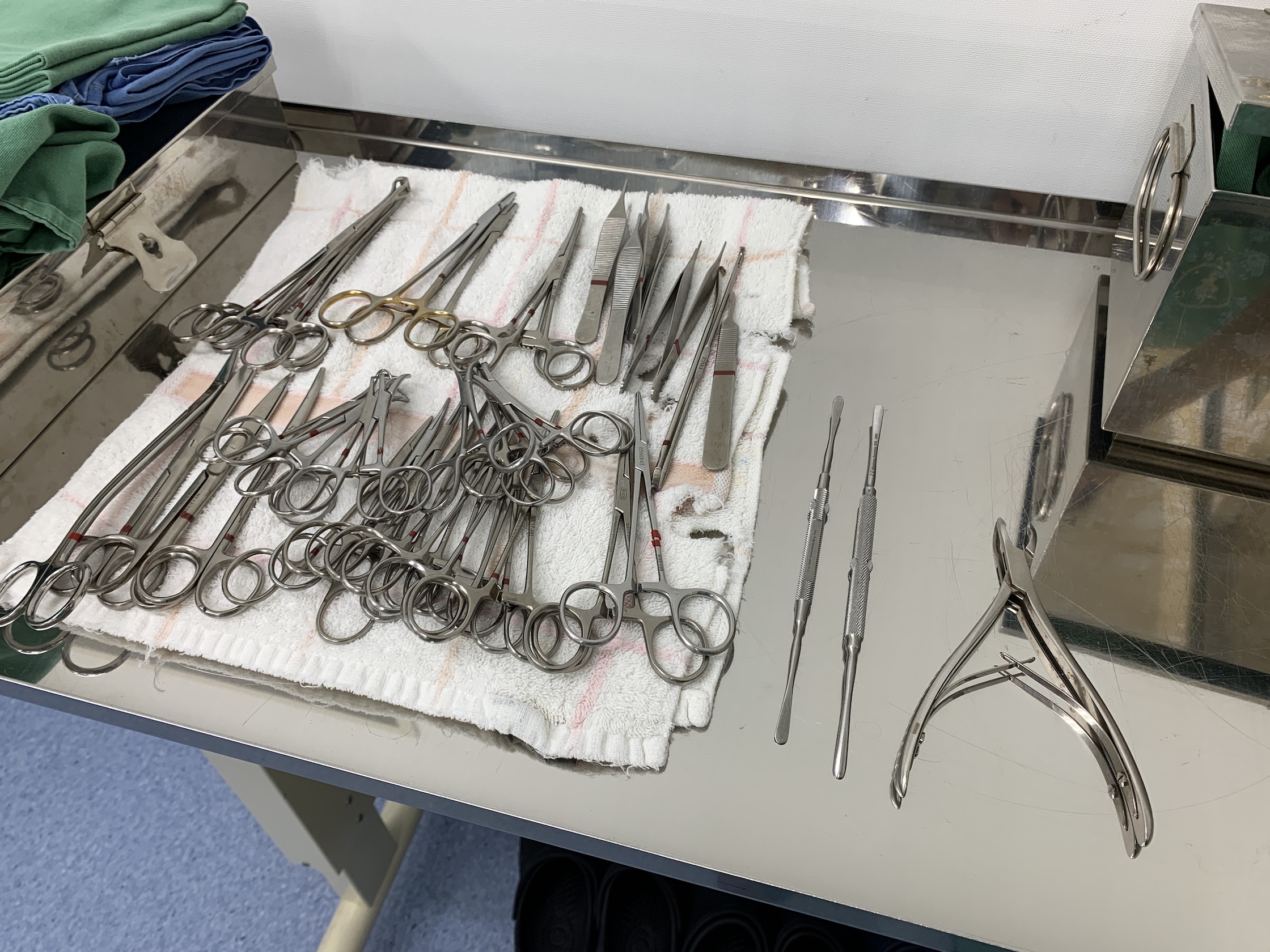 【医療器具 いろいろ大量 まとめて】古い診療所で使われていた 手術 器具 医療 衛生 病院 店舗什器 メス 昭和レトロ 診療所  診療所の手術室でランプの下で医療器具を使用して均一に行う手術中の